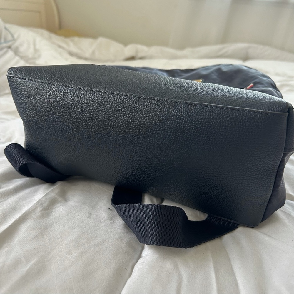 NWOT _ Tommy Hilfiger Sleek Urban Blue Backpack with Logo _ Medium Size - Picture 2 of 6